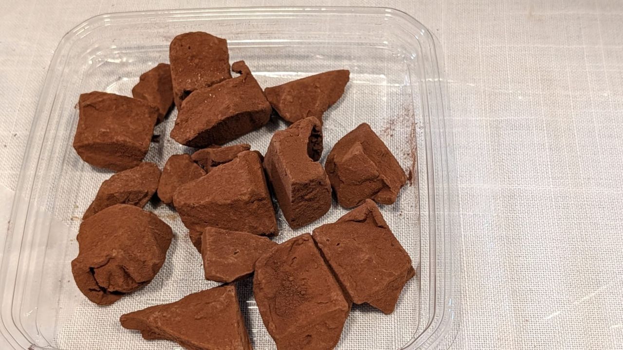 טראפלס שוקולד מריר מגולגלים בקקאו