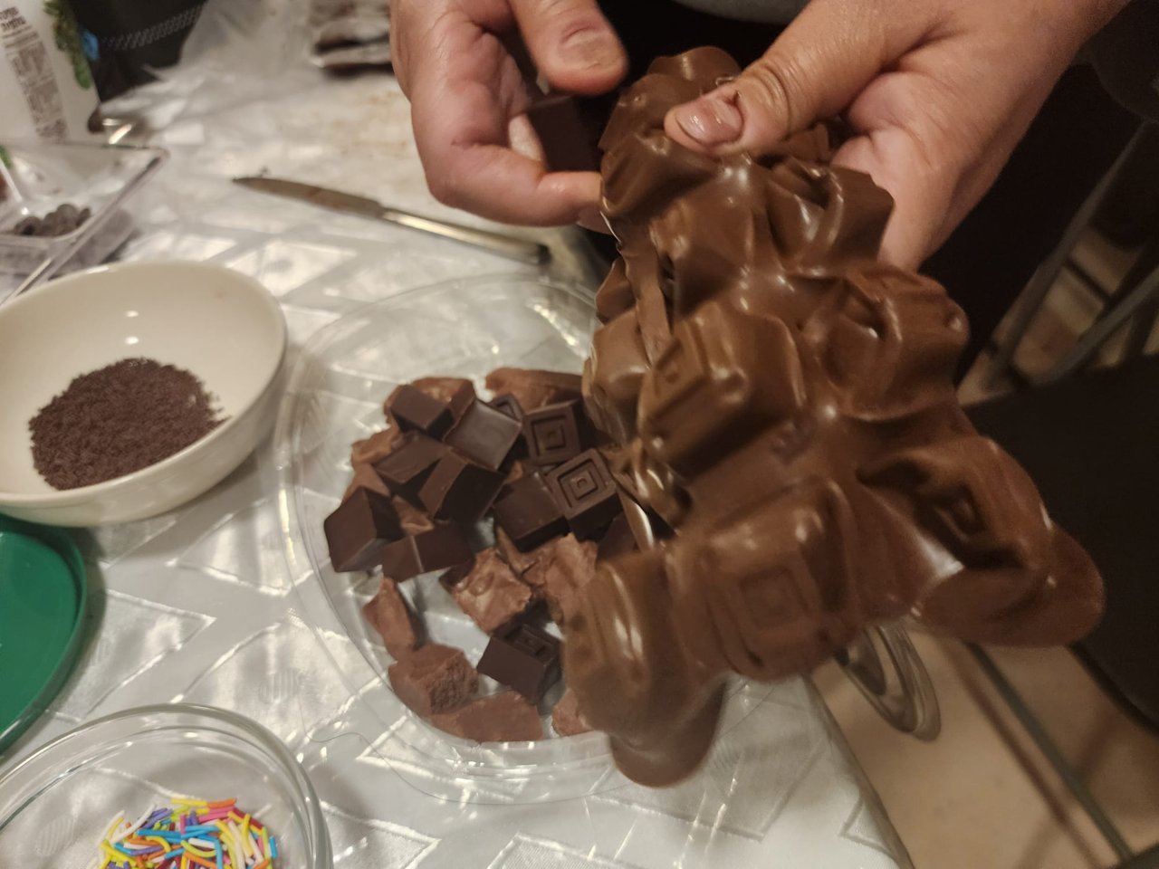 שבירת טאבלט שוקולד חלב
